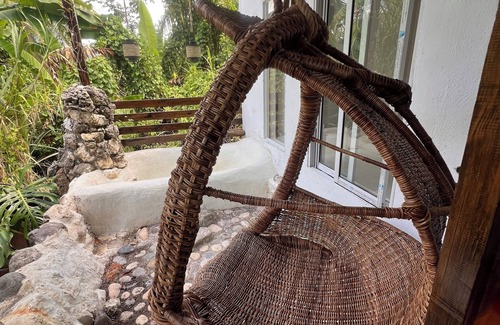 Epworth Apartamento | Tropical Sanctuary, with private garden, hanging seats and fire pits.