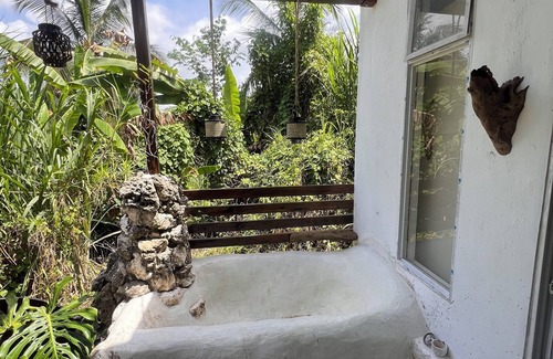 Epworth Apartamento | Tropical Sanctuary, with private garden, hanging seats and fire pits.