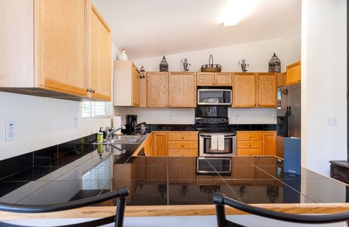Volcano Casa | Tropical snowbird escape by world’s tallest volcano - lanai, yard & washer/dryer