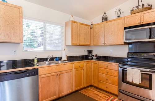Volcano Casa | Tropical snowbird escape by world’s tallest volcano - lanai, yard & washer/dryer