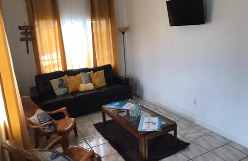 Calvin Hill Apartamento | Tropical Treasures Living