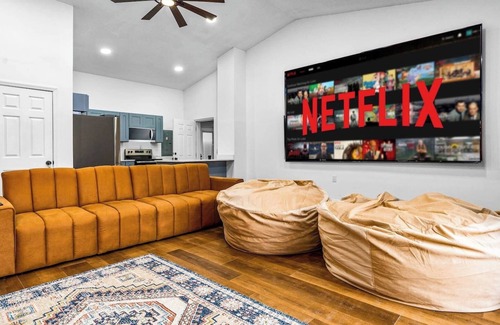 Bradenton Casa | Luxe 6BR Sleeps 21 Tropical Villa: Heated Poolside Movies, Hot Tub