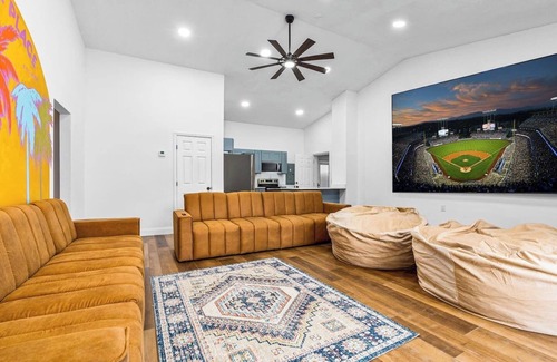 Bradenton Casa | Luxe 6BR Sleeps 21 Tropical Villa: Heated Poolside Movies, Hot Tub