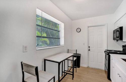 Riverside Park Apartamento | Tropical View Escape - 1BR