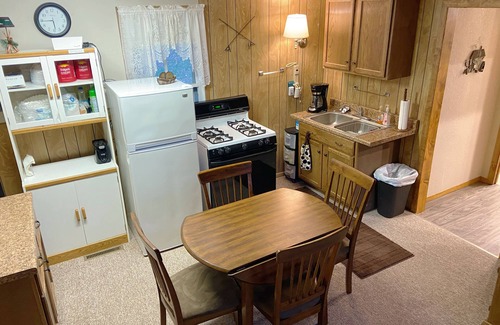 Decorah Cabina | Canoe Creek Cabin - ¡Arroyo de trucha almacenado en 24 acres privados al norte de Decorah!