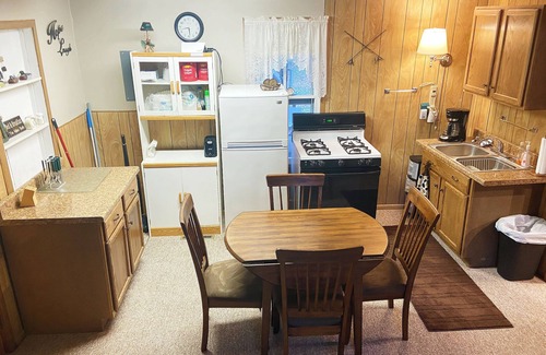 Decorah Cabina | Canoe Creek Cabin - ¡Arroyo de trucha almacenado en 24 acres privados al norte de Decorah!