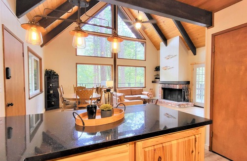 Camp Nelson Cabina | Trout River Cabin - Secluded Riverfront Adventure