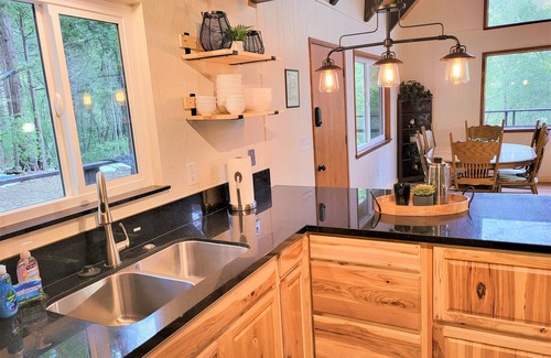 Camp Nelson Cabina | Trout River Cabin - Secluded Riverfront Adventure