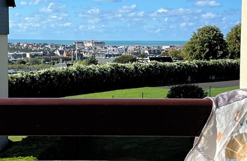 Touques Apartamento | Trouville boundary: Beautiful 3-room apartment with parking and two sea-view balconies