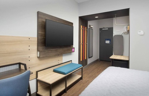 Florida Central Atlantic Coast Hotel | Tru by Hilton Orlando | 1 King Bed | Near Aquatica & Seaworld Orlando