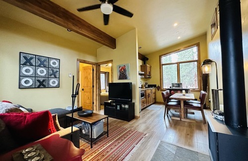 Juniper Hill Chalet De Esquí | Truckee Mountain Chalet Hideaway in the Pines on 1.4 Acres! Sleeps 4!