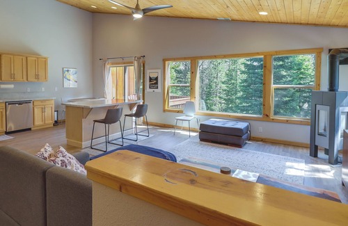 Truckee Condominio | Truckee Retreat w/ Fireplace & Community Amenities