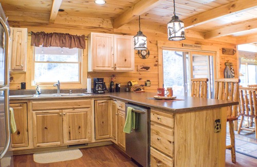 Deep Gap Cabina | Nueva Log Cabin w / Trout-Stocked Creek: WiFi y jacuzzi!