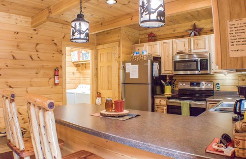 Deep Gap Cabina | Nueva Log Cabin w / Trout-Stocked Creek: WiFi y jacuzzi!