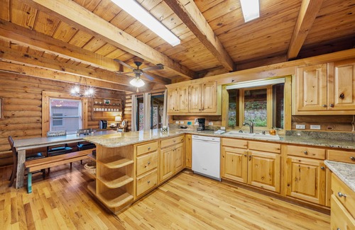 Rabun Gap Casa | True Log Cabin - High in mtns - Surrounded by trees and privacy - Best location!
