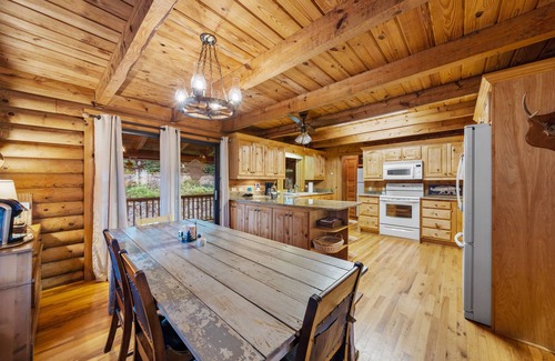 Rabun Gap Casa | True Log Cabin - High in mtns - Surrounded by trees and privacy - Best location!