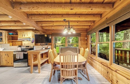 Canadensis Cabina | True Log Cabin in the Heart of Poconos with HOT TUB and MOVIE THEATER