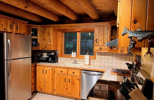 Canadensis Cabina | True Log Cabin in the Heart of Poconos with HOT TUB and MOVIE THEATER