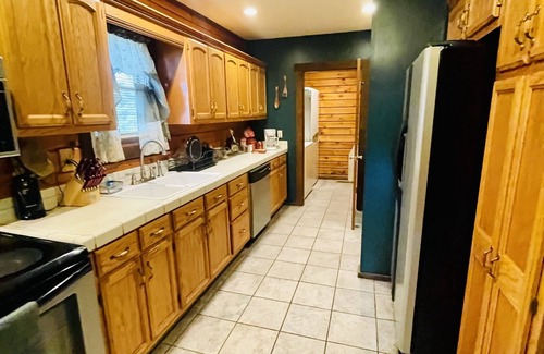 Fayetteville Cabina | True log home, small town vibe
