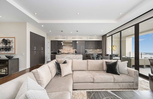 Newport Center Apartamento | True Luxury Living in Fashion Island w/ Elevator and Ocean Views