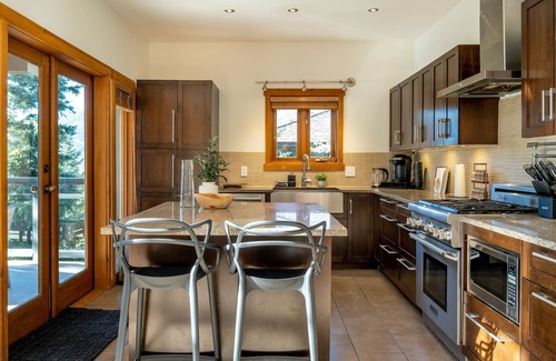 Nordic Estates Casa | True SKI IN/OUT | Luxury 6BR | Hot Tub | Sauna | Media Room | Garage | Managed By Aloha Whistler