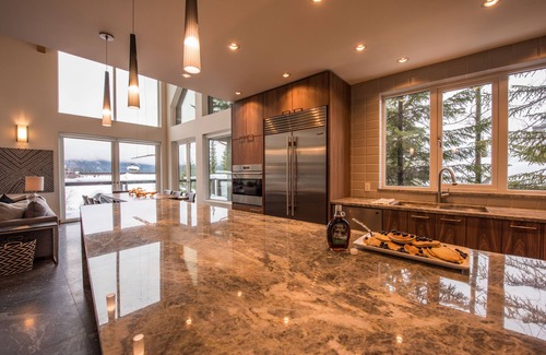Upper Village Casa | TRUE ski in/out-Slopeside-Walk ski bike-Dining-Shopping-BOTH Gondolas-Pvt HotTub