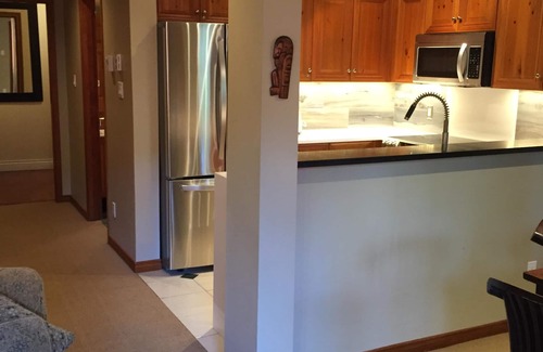 Upper Village Condominio | Verdadero ski-in / ski-out. Remodelado Blackcomb ¡Soleado! Duerme 4.