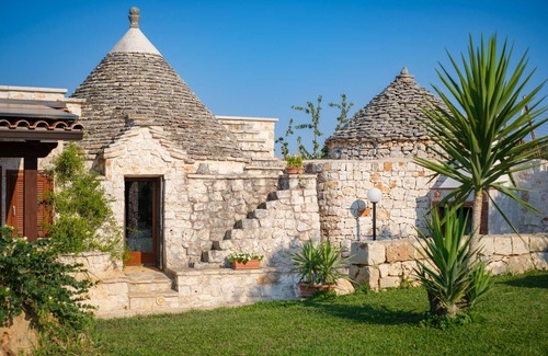 Castellana Grotte Villa | TRULLO EN VILLA CON PISCINA, JARDIN CON OLIVOS, WI-FI, BARBACOA