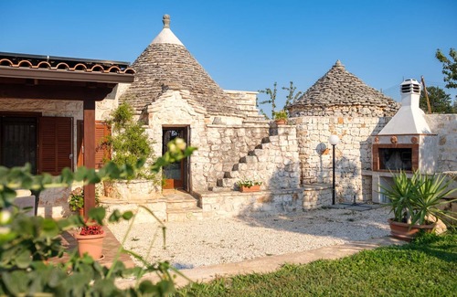 Castellana Grotte Villa | TRULLO EN VILLA CON PISCINA, JARDIN CON OLIVOS, WI-FI, BARBACOA