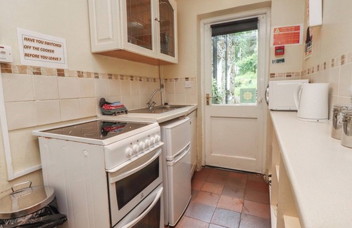 Beddgelert Cabaña | TRYFAN COTTAGE, pet friendly, with open fire in Nant Gwynant
