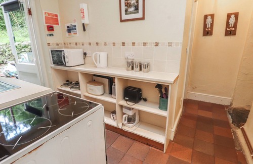 Beddgelert Cabaña | TRYFAN COTTAGE, pet friendly, with open fire in Nant Gwynant