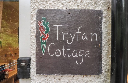 Beddgelert Cabaña | TRYFAN COTTAGE, pet friendly, with open fire in Nant Gwynant