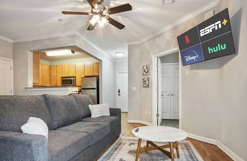 West Campus Apartamento | West Campus Accommodations + Pool + King Bedrooms