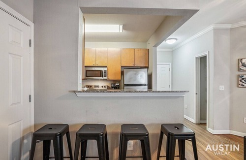 West Campus Apartamento | West Campus Accommodations + Pool + King Bedrooms