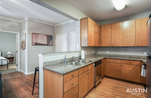West Campus Apartamento | West Campus Accommodations + Pool + King Bedrooms
