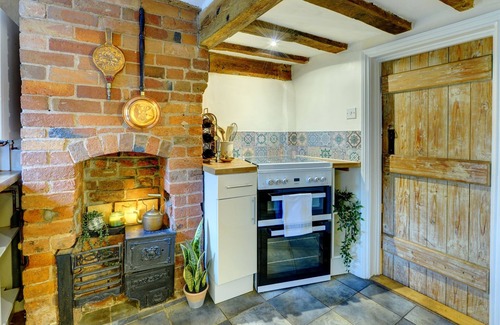 Warwick Cabaña | Tudor Cottage - Historic Charm in Central Location
