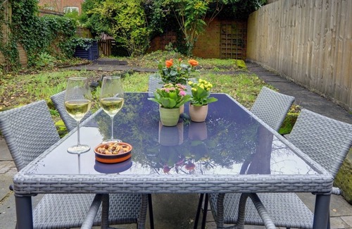 Warwick Cabaña | Tudor Cottage - Historic Charm in Central Location