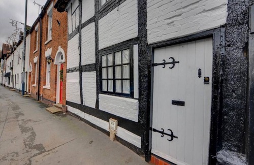 Warwick Cabaña | Tudor Cottage - Historic Charm in Central Location