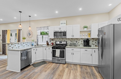East Lansdowne Casa | Tudor Luxury- Comfy 4Bed Home, PHL, UPenn, Fast Wi-fi