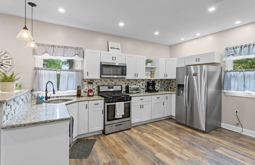 East Lansdowne Casa | Tudor Luxury- Comfy 4Bed Home, PHL, UPenn, Fast Wi-fi