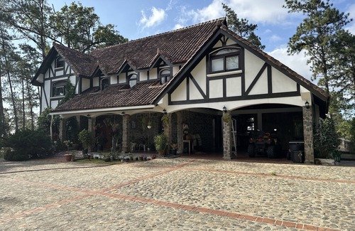 Cerro Azul Casa | Tudor Mountain Retreat