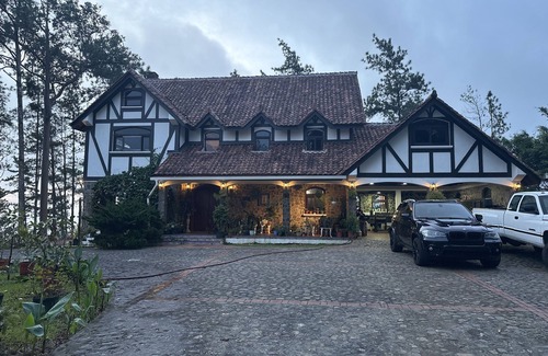 Cerro Azul Casa | Tudor Mountain Retreat