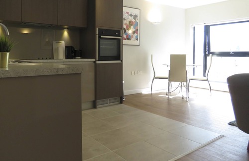 Birmingham City Centre Apartamento | Tudors eSuites Birmingham Apartments with Gated Parking