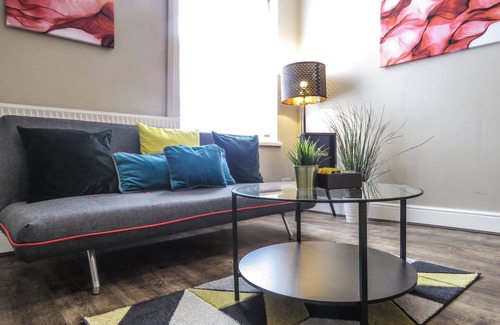 Balti Triangle Apartamento | Tudors eSuites Birmingham Townhouse for Contractors