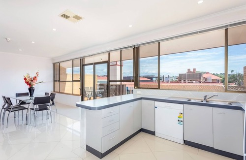Greenway Apartamento | Tuggeranong Short Stay #06 - Large Balcony With Lake Views - Sleeps 6