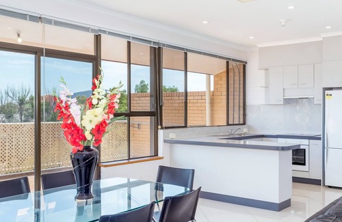 Greenway Apartamento | Tuggeranong Short Stay #06 - Large Balcony With Lake Views - Sleeps 6