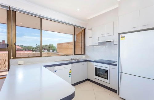 Greenway Apartamento | Tuggeranong Short Stay #06 - Large Balcony With Lake Views - Sleeps 6