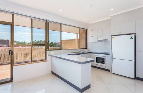 Greenway Apartamento | Tuggeranong Short Stay #06 - Large Balcony With Lake Views - Sleeps 6