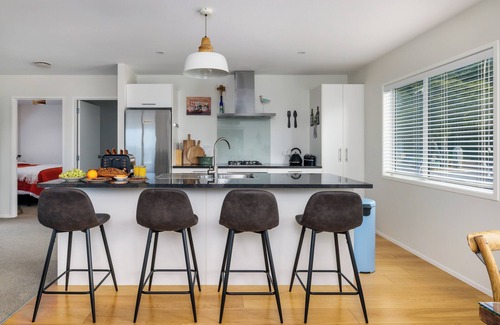 Paihia Casa | Tui Beach House - Centrally located, 3 min walk to beach, bright house Paihia.