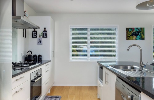 Paihia Casa | Tui Beach House - Centrally located, 3 min walk to beach, bright house Paihia.